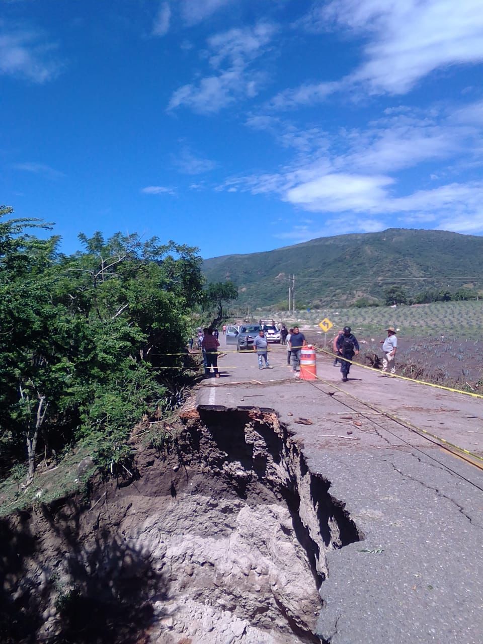 Las fuertes lluvias provocaron derrumbes sobre la carretera  Atenango del Río - Puebla (Rogelio Agustín )