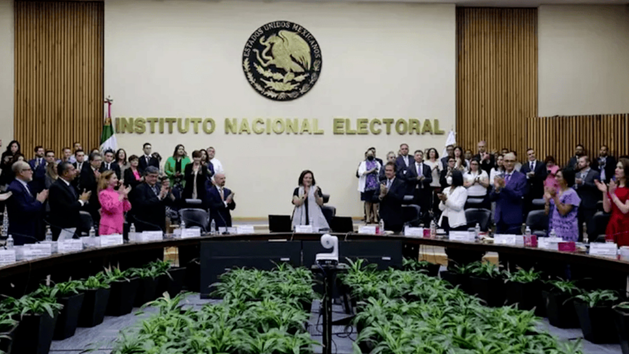 INE supera sus diferencias y reparte comisiones internas por unanimidad