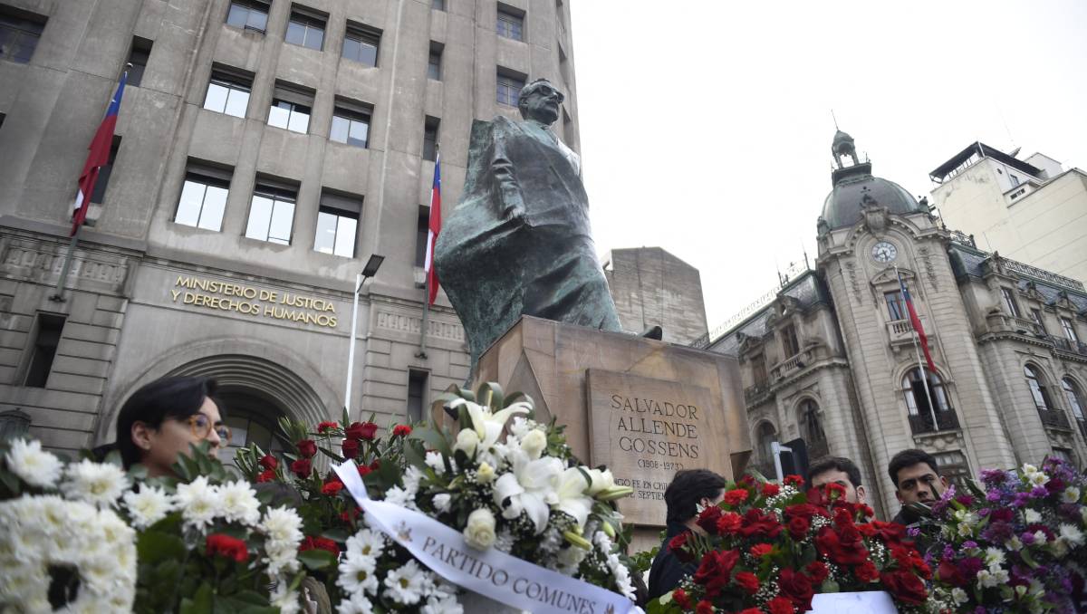 Arreglos florales en la estatua de Salvador Allende | AFP