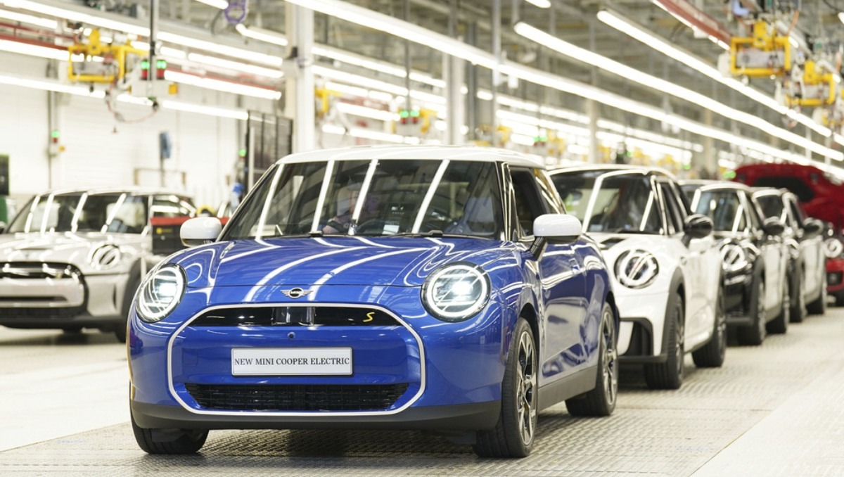 Autos Mini fabricados en planta de BMW en Oxford, Inglaterra. Septiembre de 2023. Foto: (AP)