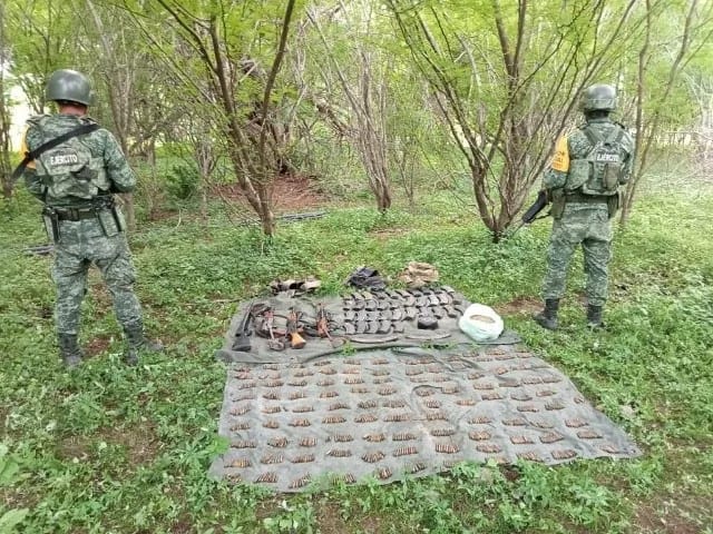 Elementos del Ejercito Mexicano decomisaron armamento, cartuchos y droga en la Sierra de Sinaloa (Raeb Morales).
