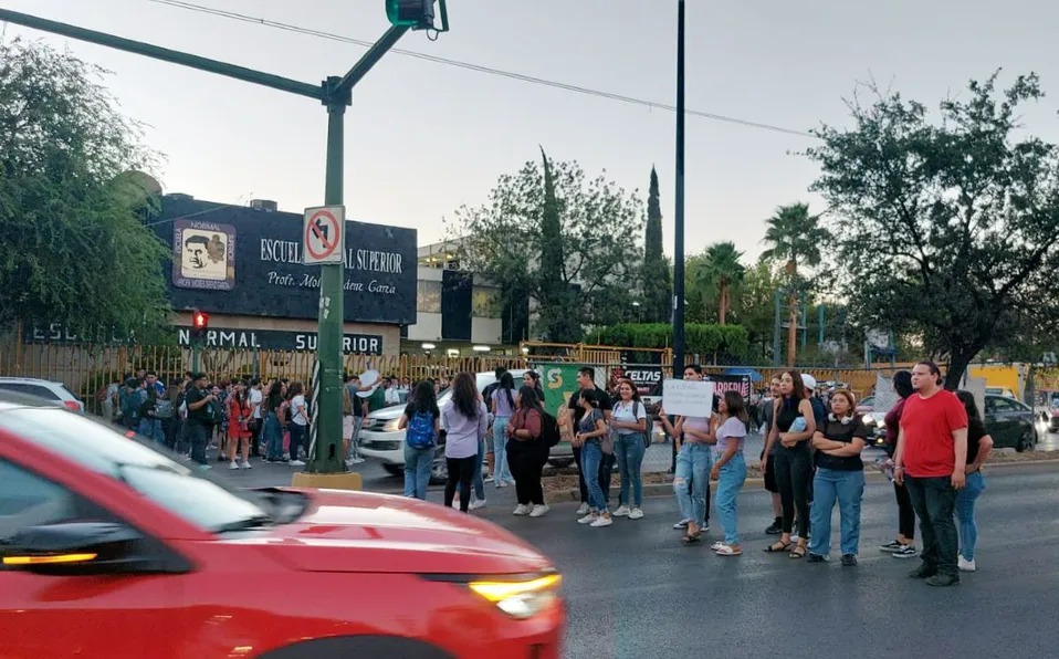 Estudiantes de la Normal Superior bloquean calles y avenidas en Monterrey. Foto: Leyda Estrada