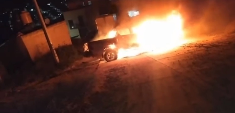 Identificaron al menos un auto incendiado. (Especial)