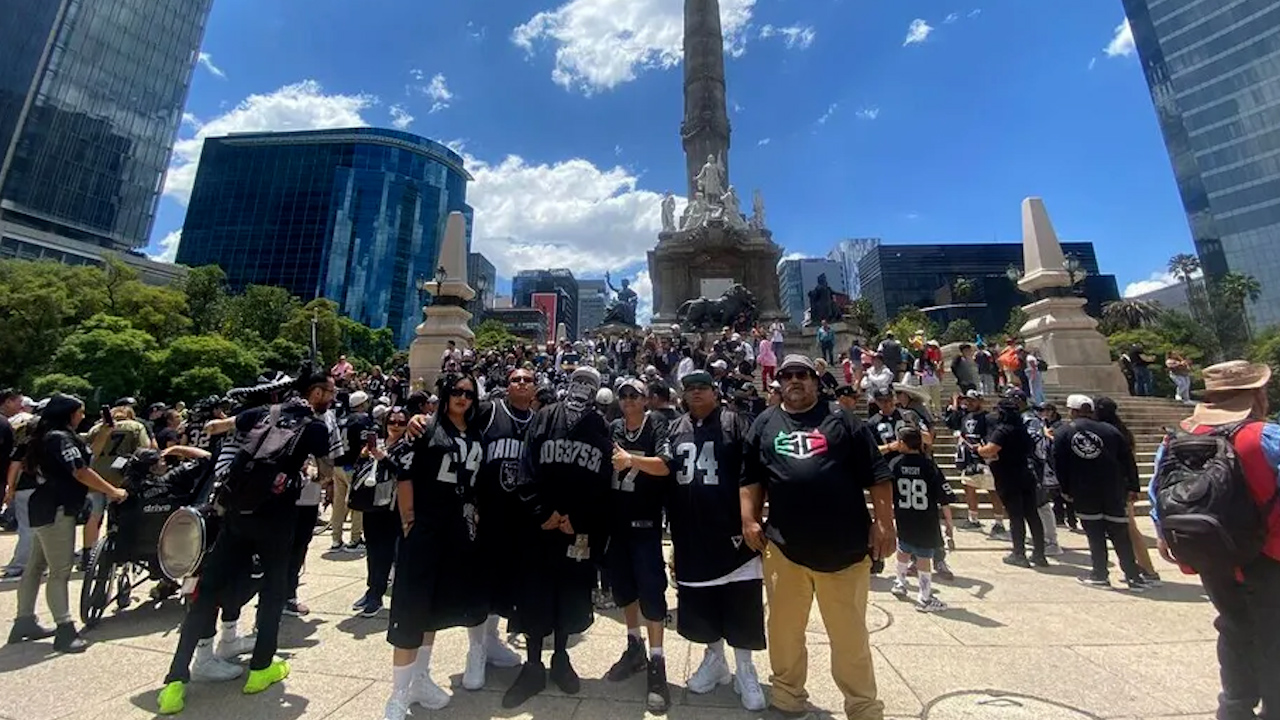 Raider Nation se toma fotografía oficial en el Ángel de la Independencia