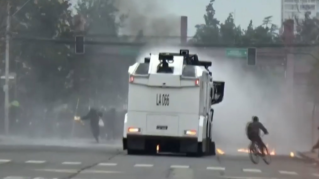 Reportan enfrentamientos entre manifestantes y policías en Chile