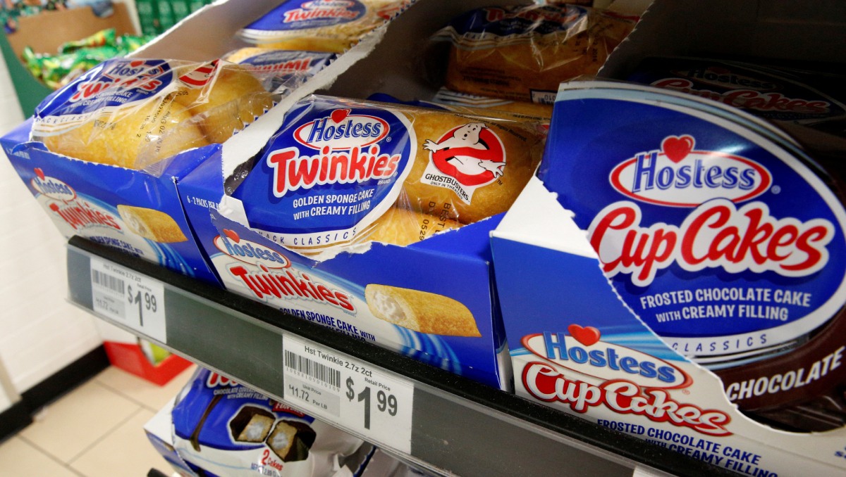 Twinkies y Cup Cakes de Hostess Brands se exhiben en una tienda en Manhattan, ciudad de Nueva York, EU. Julio de 2016. Foto: (Reuters)