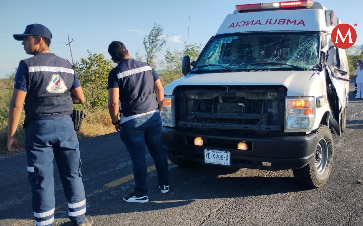 Ambulancia se accidenta en carretera Pánuco-Tempoal