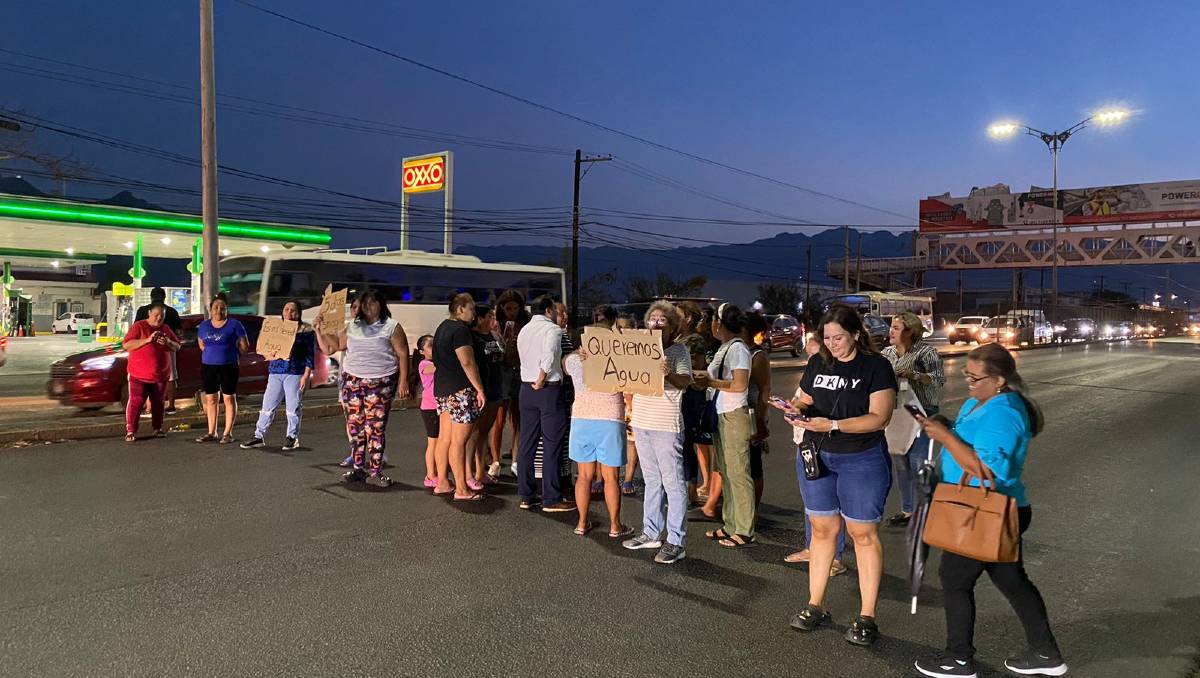 El cierre vial se dio sobre la avenida Adolfo López Mateos y Roberto Garza Sada. Foto: Edgar Plata