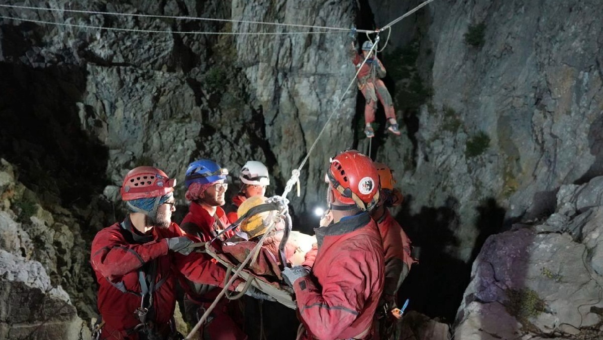 Exitoso rescate del espeleólogo atrapado en una cueva en Turquía| AP