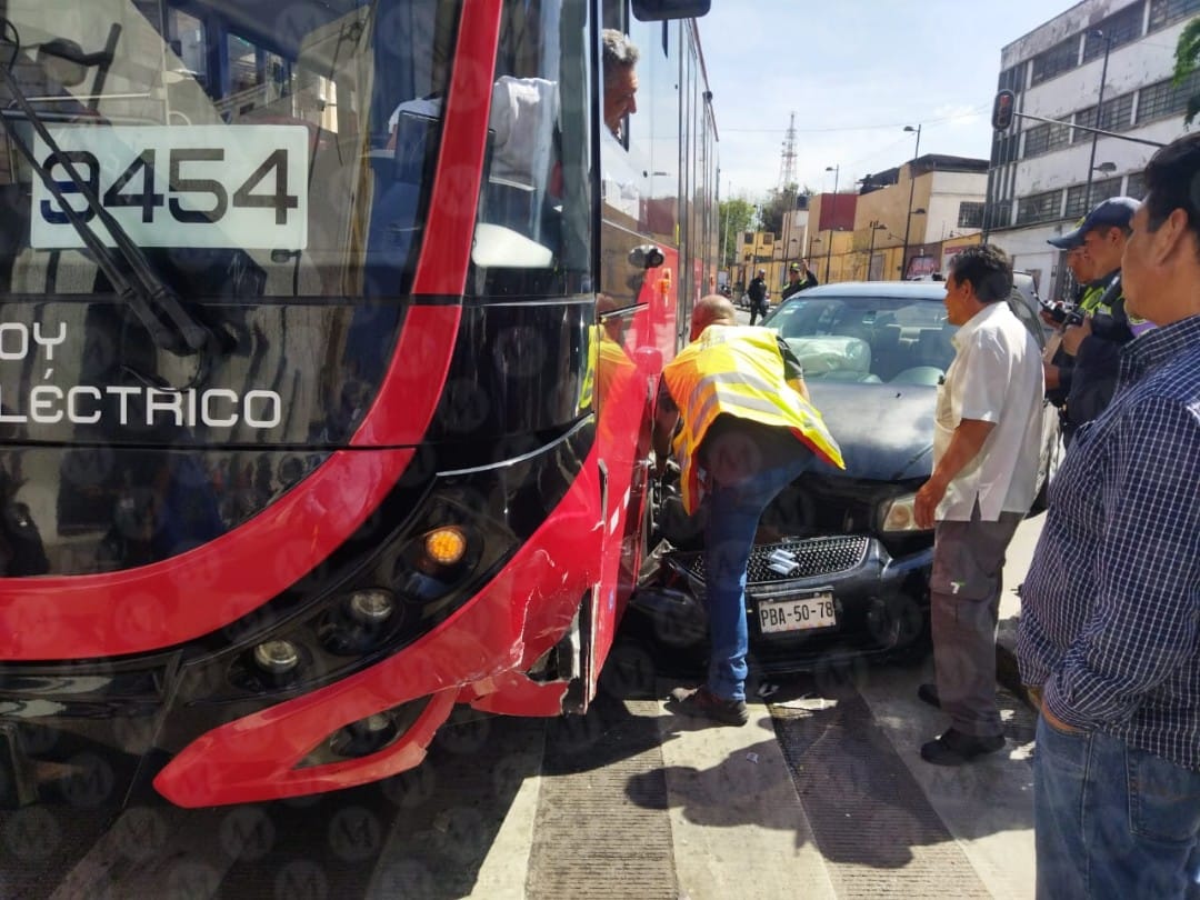 Metrobús de CdMx choca contra un carro en colonia Centro; reportaron heridos