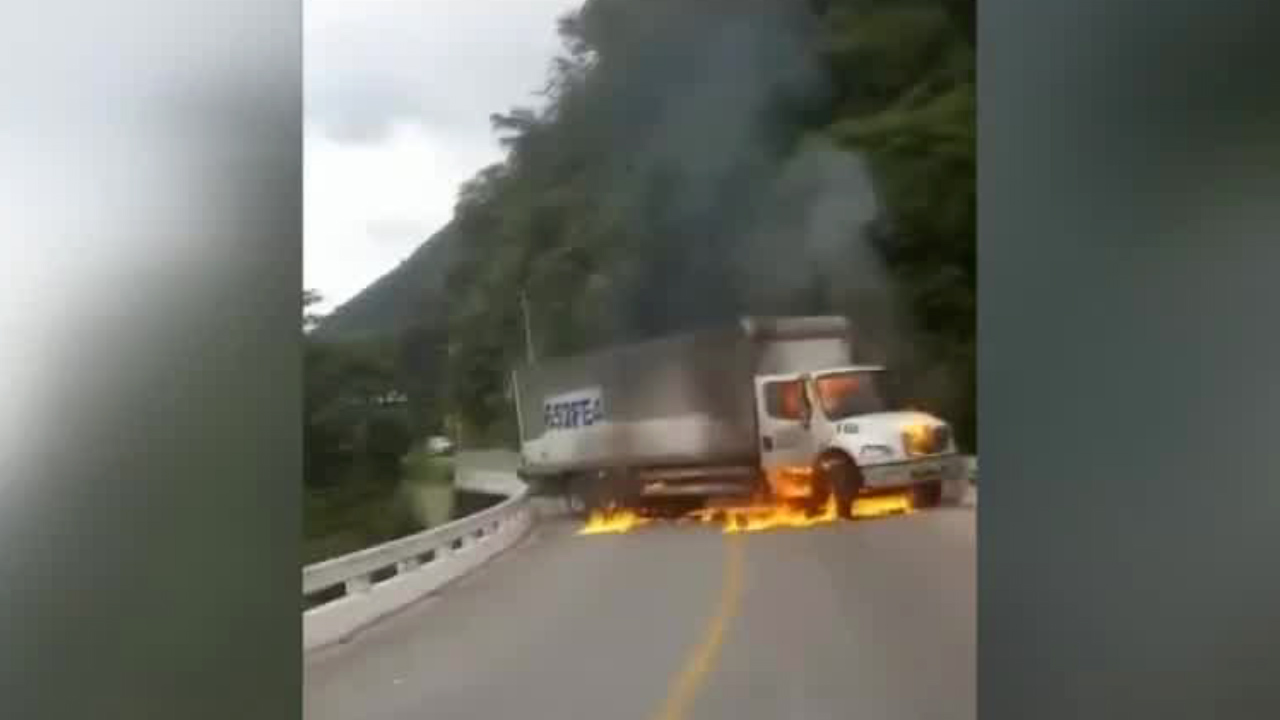 Queman camión como protesta por el secuestro de una maestra en Chiapas