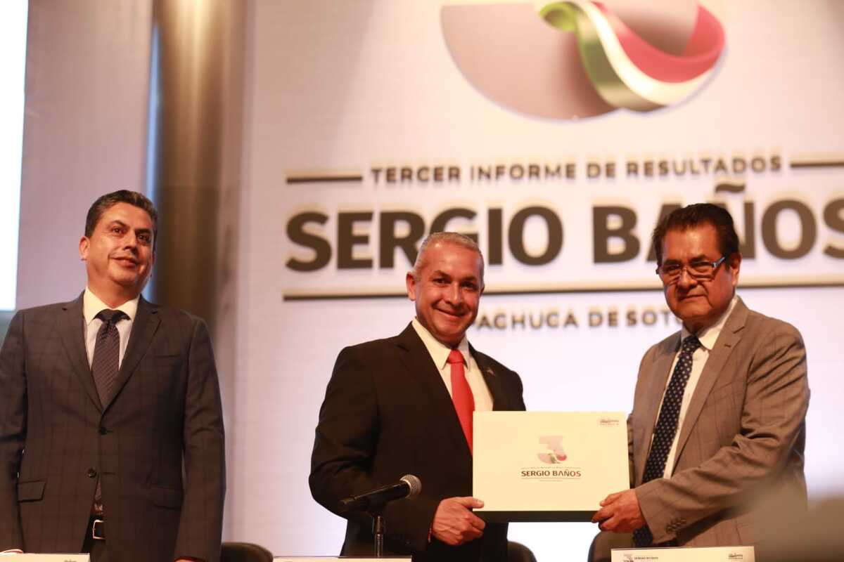 Sergio Baños, presidente municipal de Pachuca y Guillermo Olivares, secretario de Gobierno. (Jorge Sánchez)