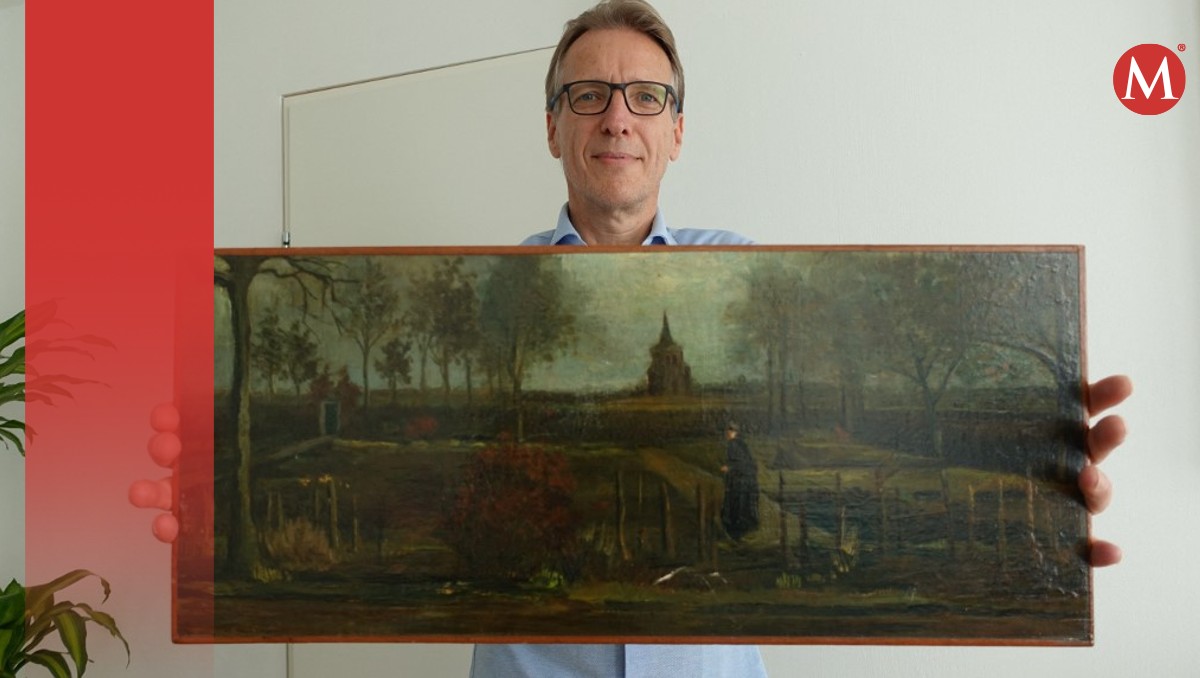 Detective Arthur Brand sostiene pintura de Vincent Van Gogh recuperada. / AFP