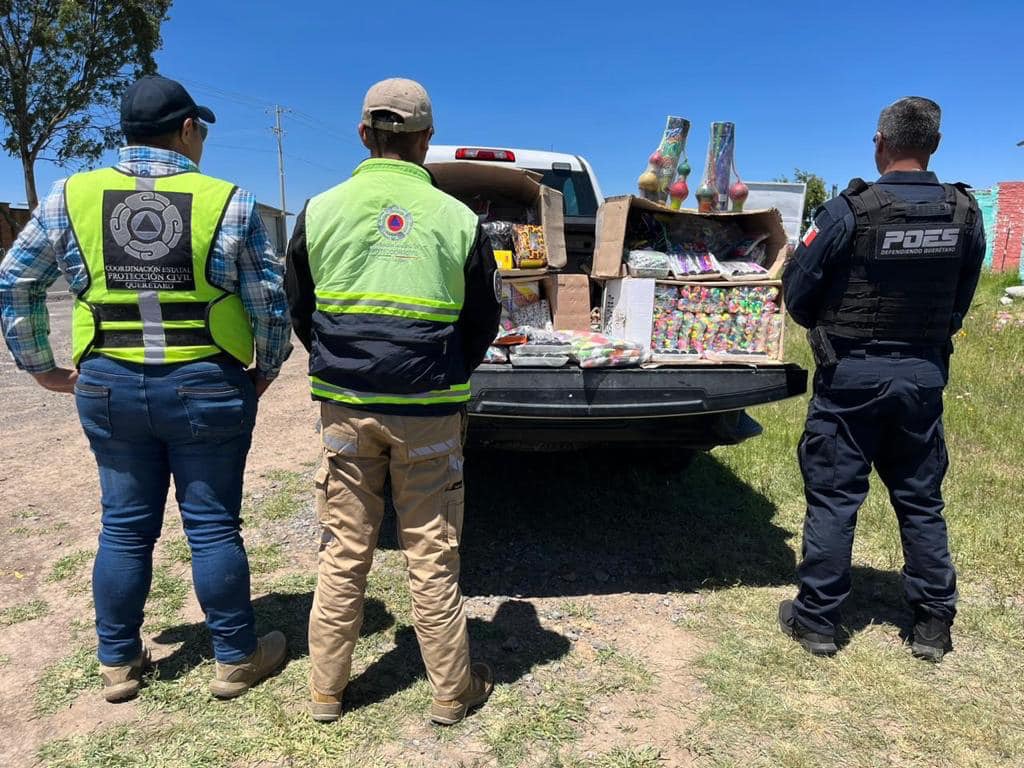 Elementos de la policía estatal y Protección civil aseguraron cerca de 155 kilos de pirotecnia en Querétaro (Estrella Álvarez).
