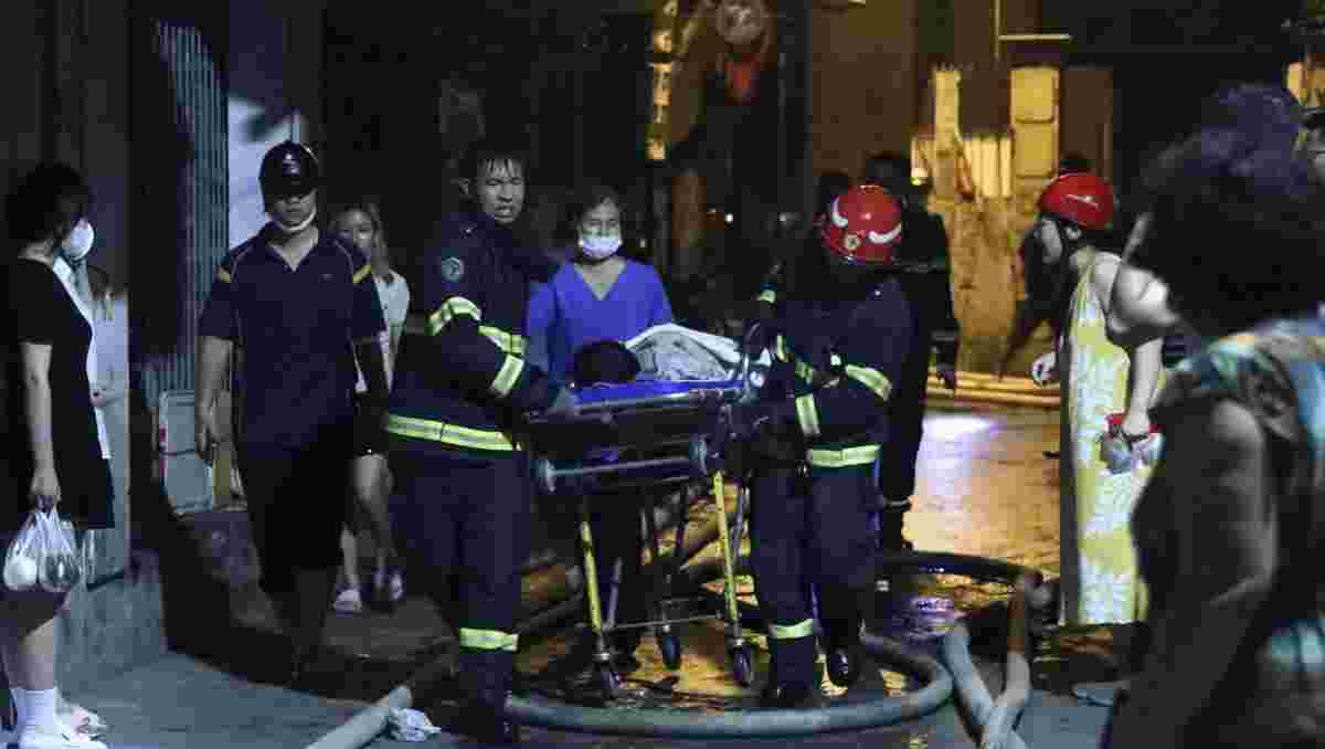 Los bomberos recataron a unas 70 personas | AP