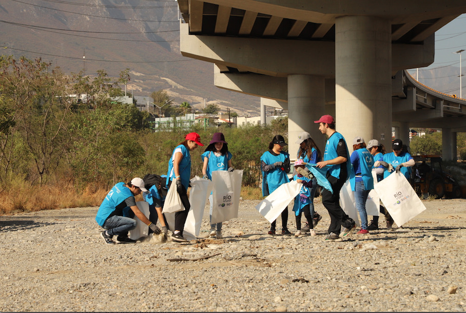 Red Ambiental reunió a más de 300 voluntarios para limpiar las inmediaciones del río Santa Catarina. (Cortesía)