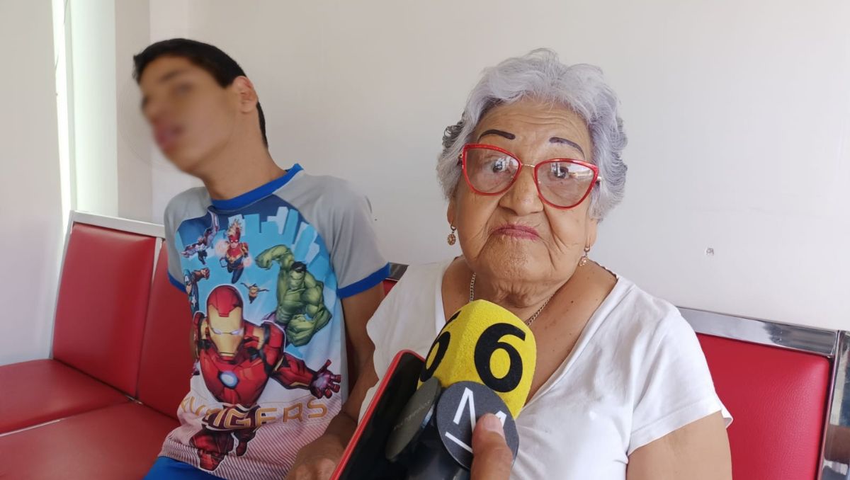 La semana pasada, Ángel Alejandro acudió con especialistas de la visión para que le fuera colocado un lente especial.