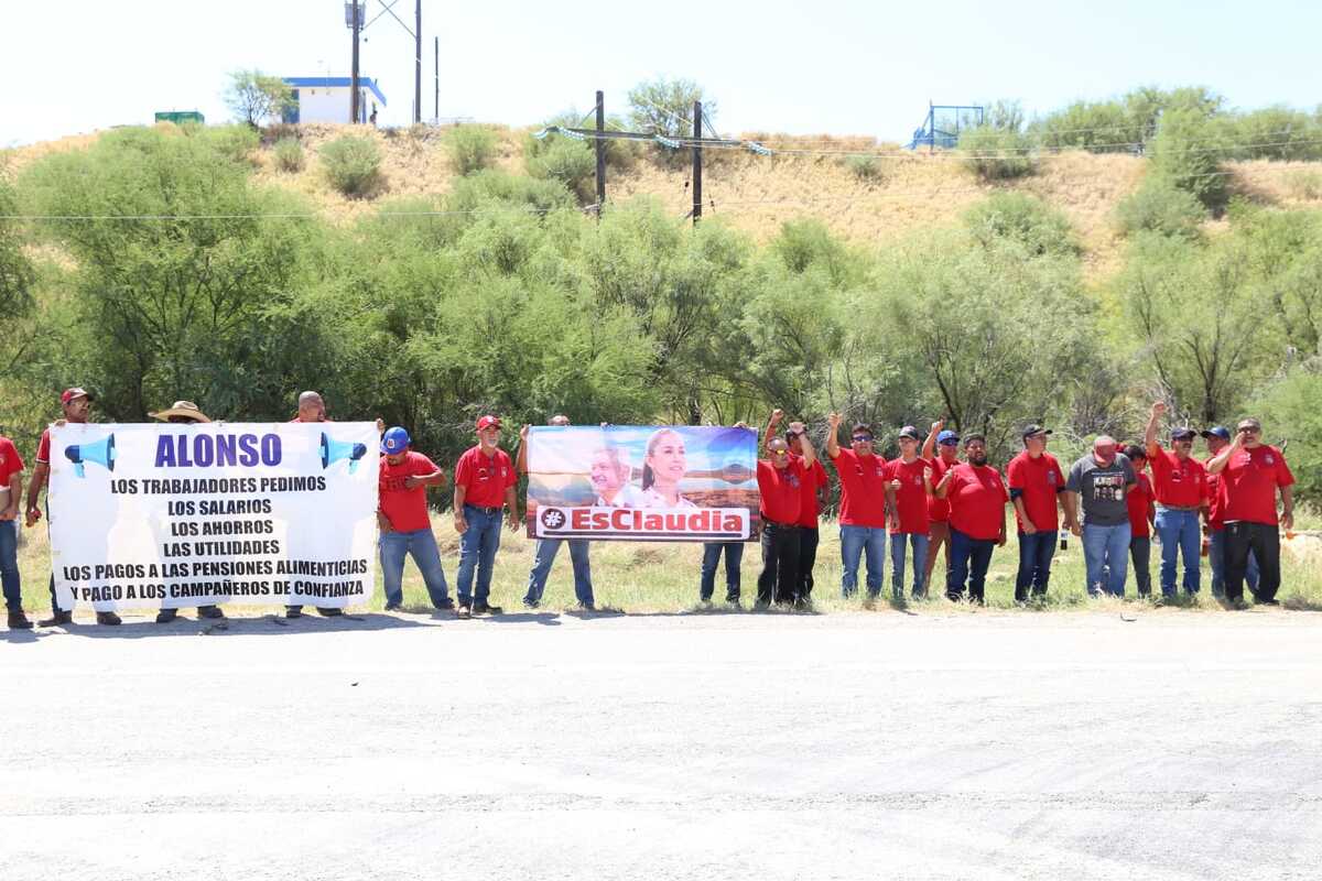 Una treintena de trabajadores de AHMSA acudieron a las afueras de la planta de bombeo 0 de Agua y Drenaje de Monterrey. | Especial