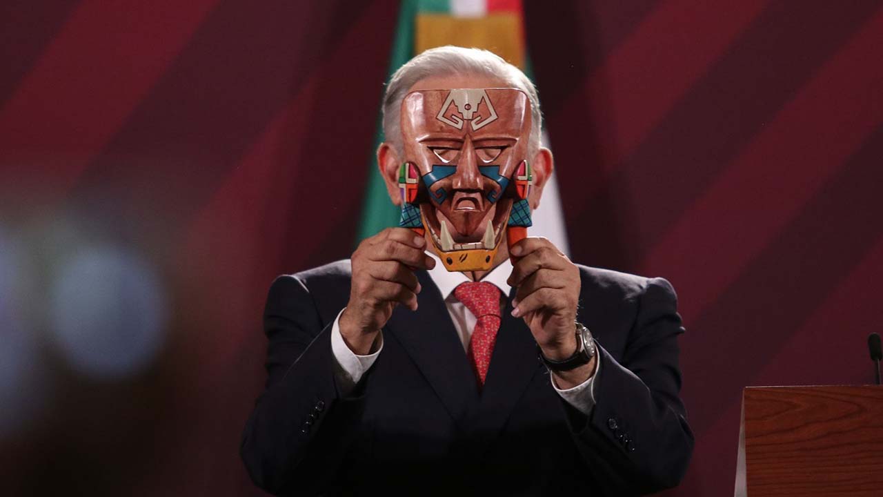 AMLO recibe en su mañanera una artesanía Grupo Milenio