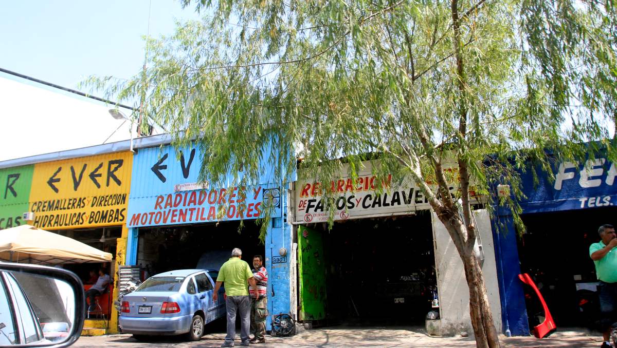 Se busca evitar que en estos establecimientos se comercialicen artículos o autopartes de procedencia ilícita. Foto: Roberto Alanís