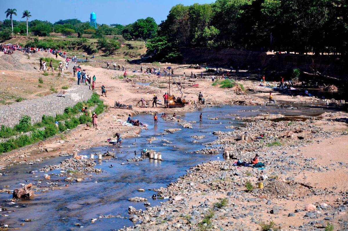República Dominicana cierra frontera con Haití en represalia por obra en río en común | AFP