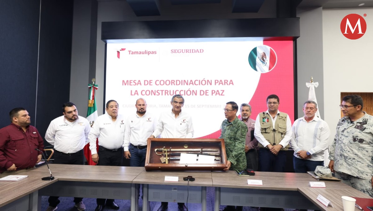 Américo Villarreal recibe espada de mando de general.