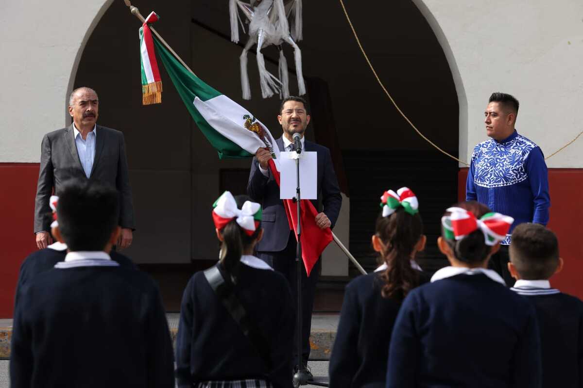 Martí Batres celebra Día de la Independencia en primaria