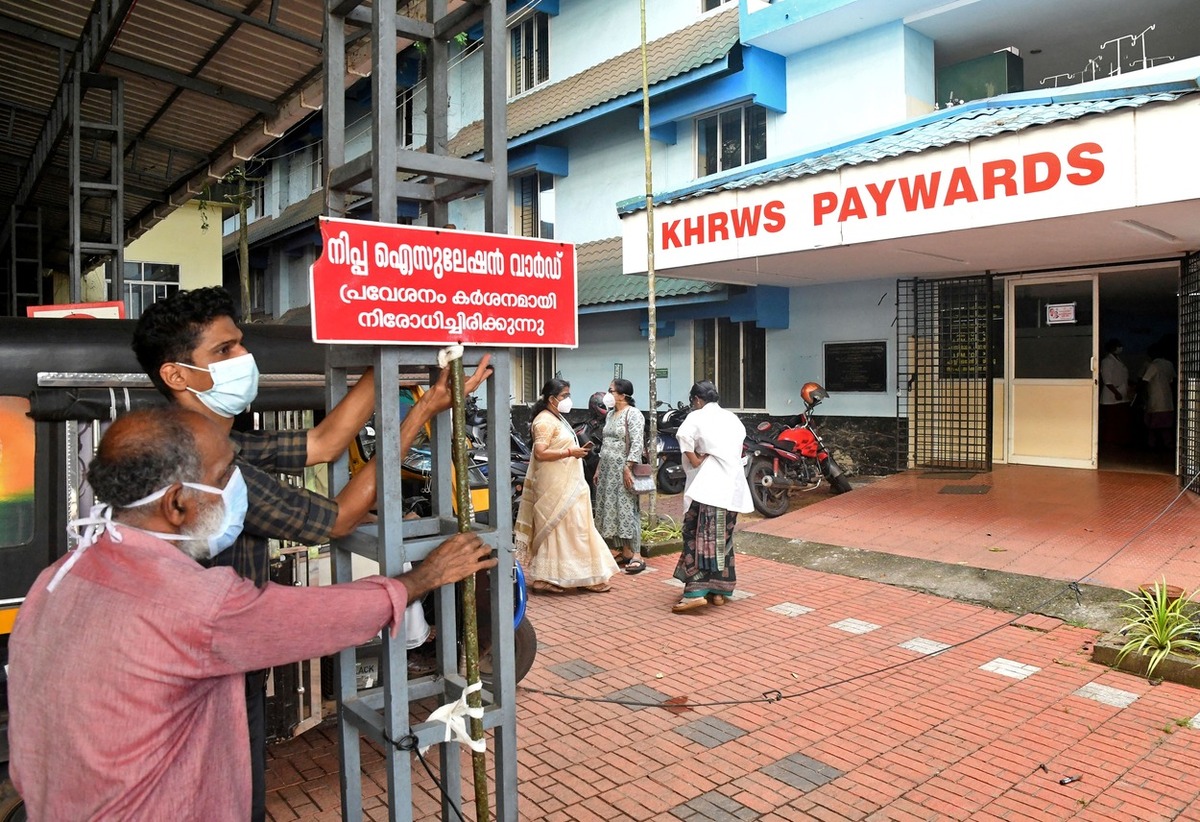 Miembros del personal instalan letrero que dice "Sala de aislamiento de Nipah, entrada estrictamente prohibida" en hospital | Kerala, India | Reuters