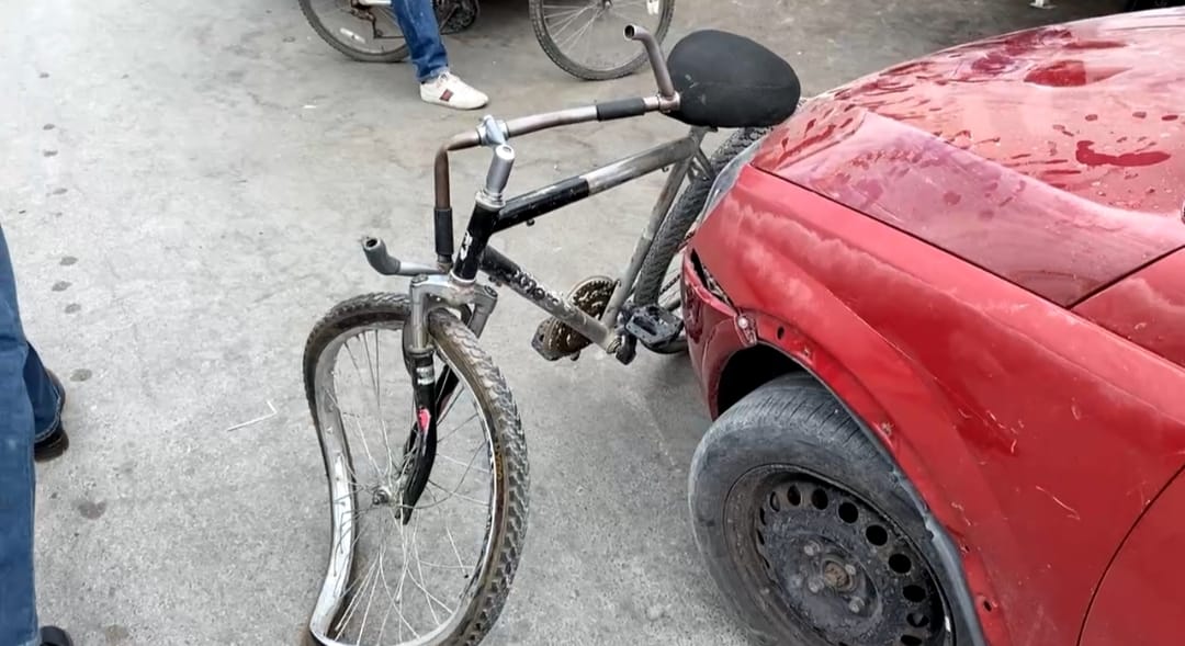Mujer arrolla a ciclista.