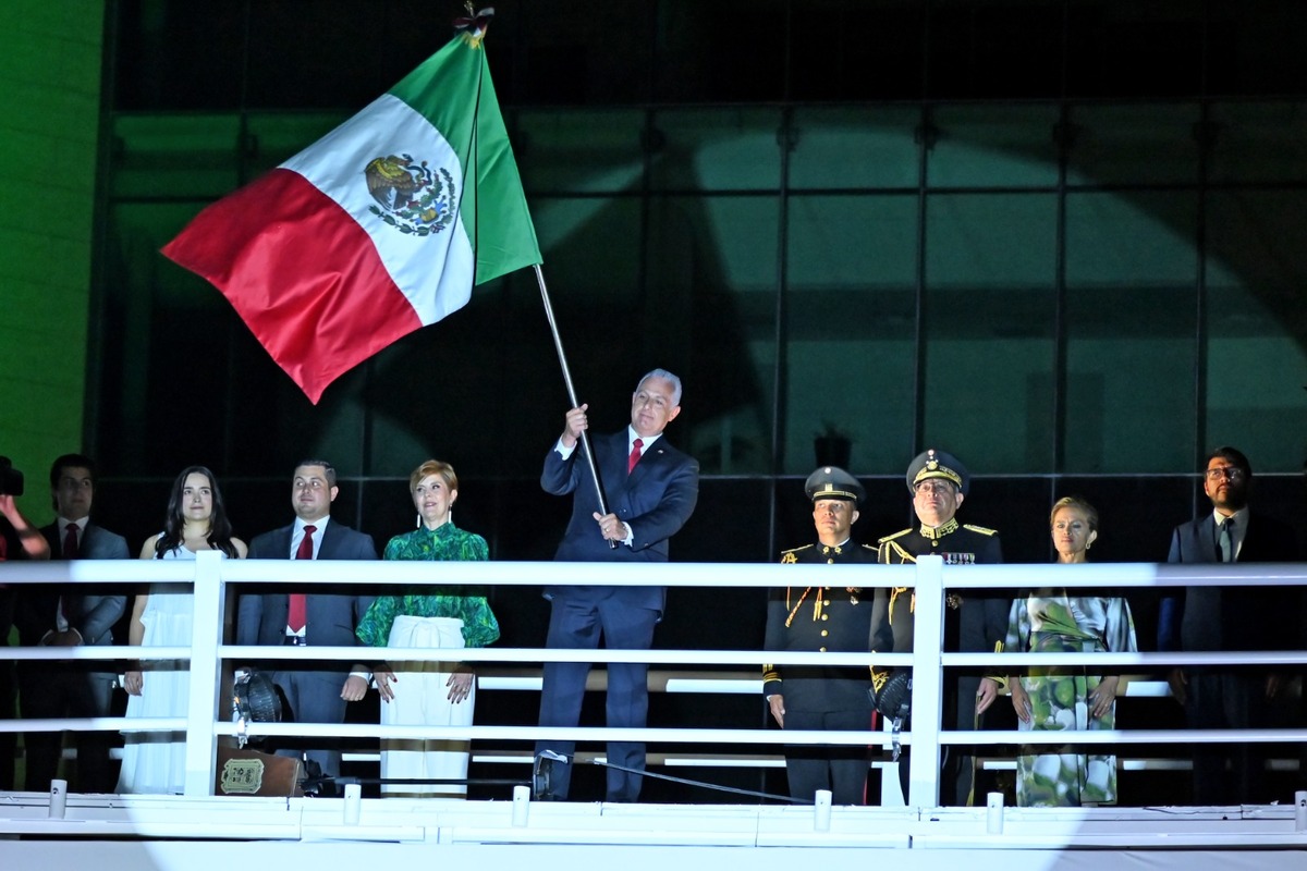 Al concluir la ceremonia, se llevó a cabo el espectáculo de fuegos artificiales. (Daniel González Zatarain)