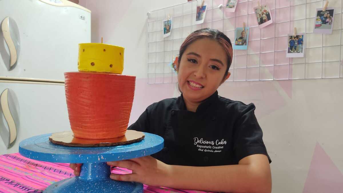 Gabriela realiza pasteles en forma de platillos típicos y antojitos en Veracruz. | Fluvio Martínez