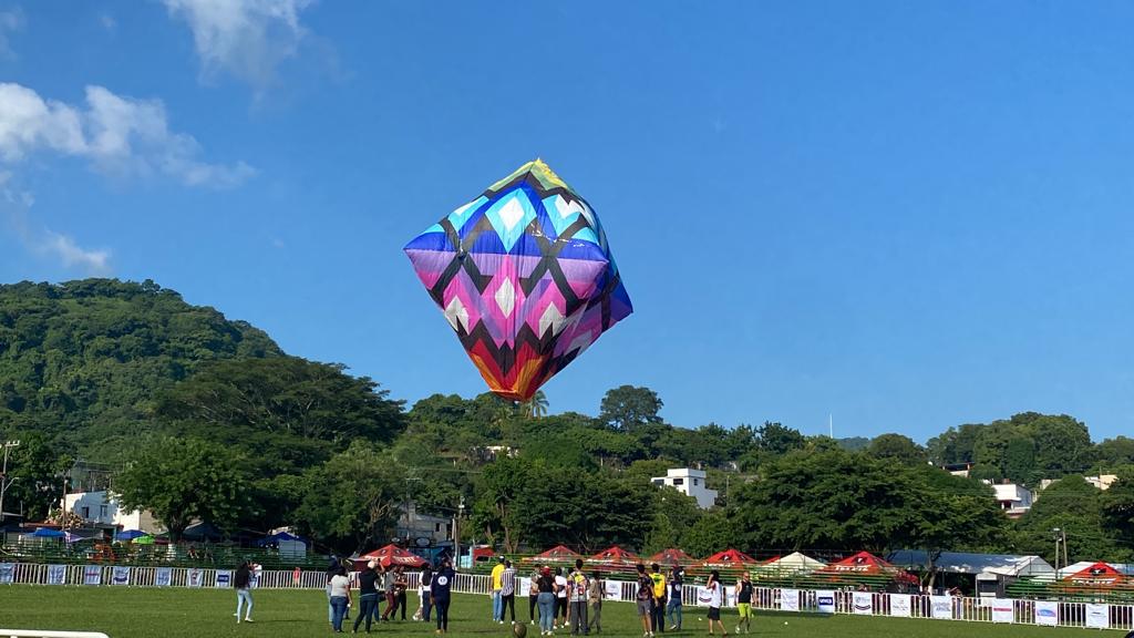 Globos de papel pintan fiestas patrias de San Andrés Tuxtla | Isabel Zamudio