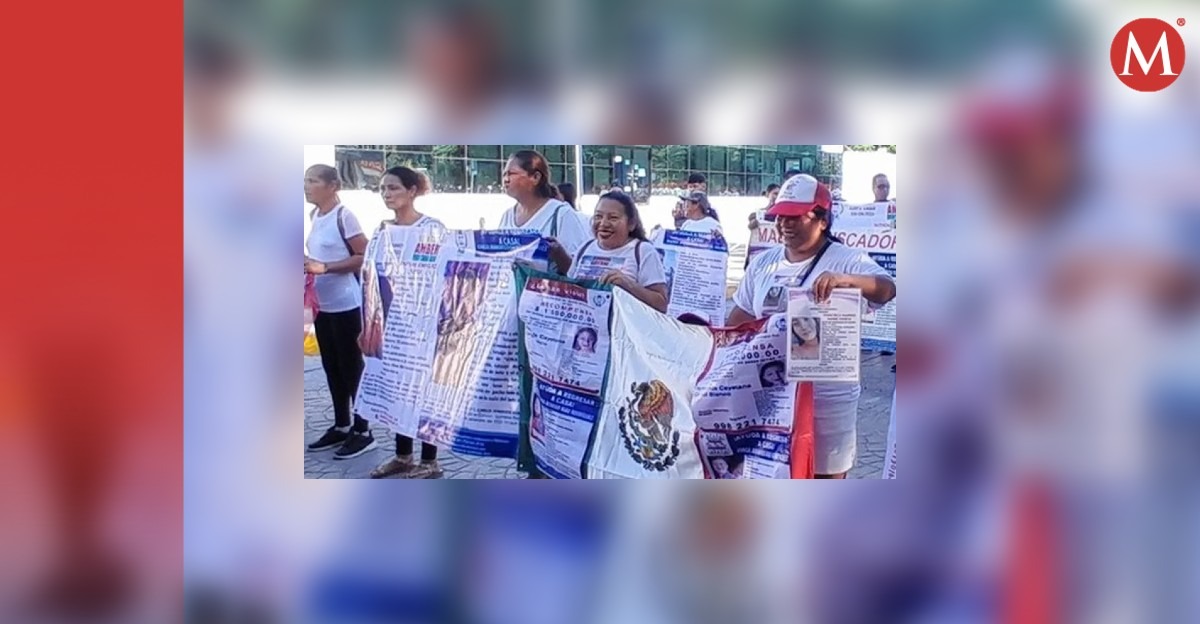 Madres buscadoras de Quintana Roo protestan durante el desfile |