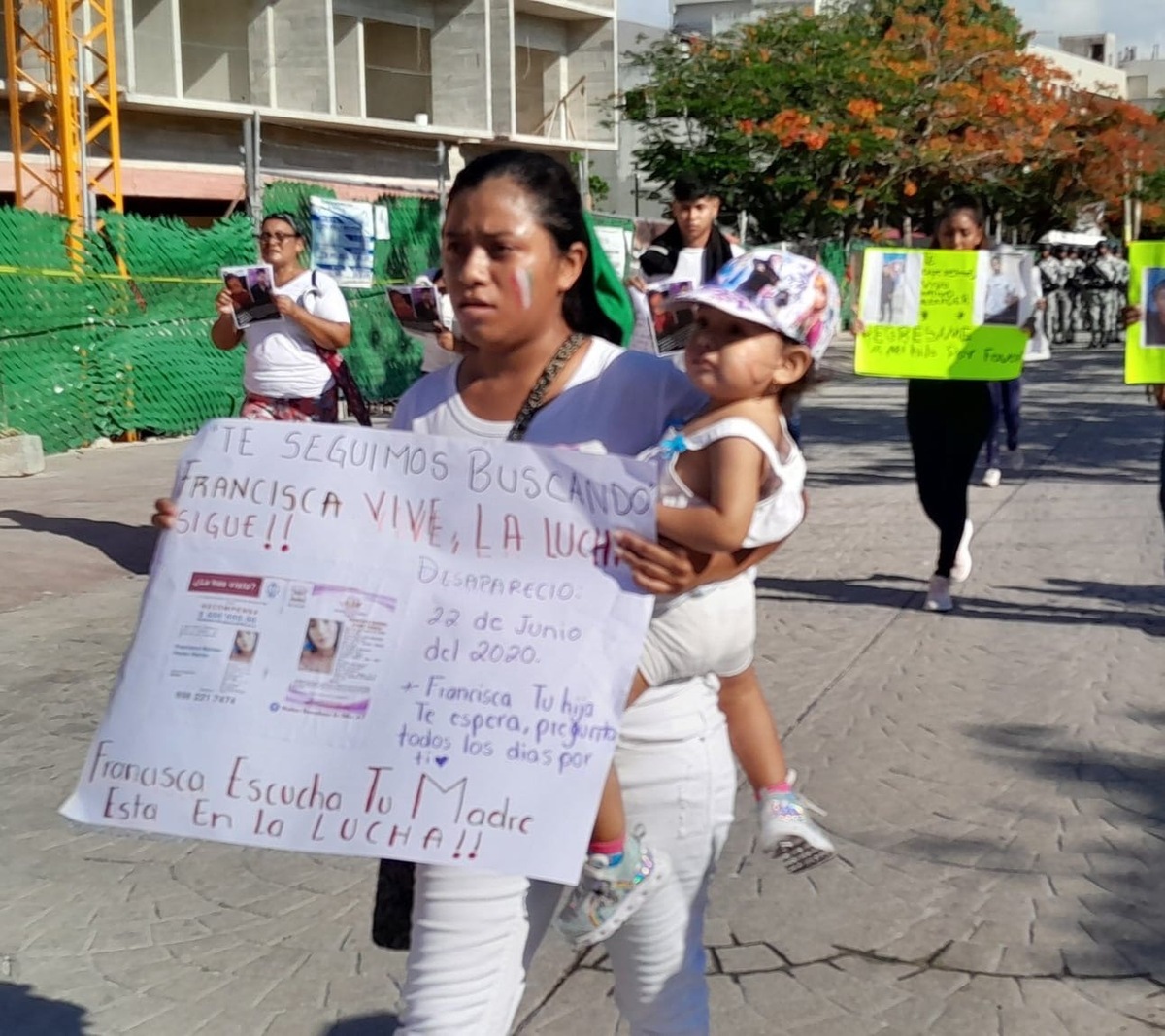 En Quintana Roo, madres buscadoras interrumpen desfile
