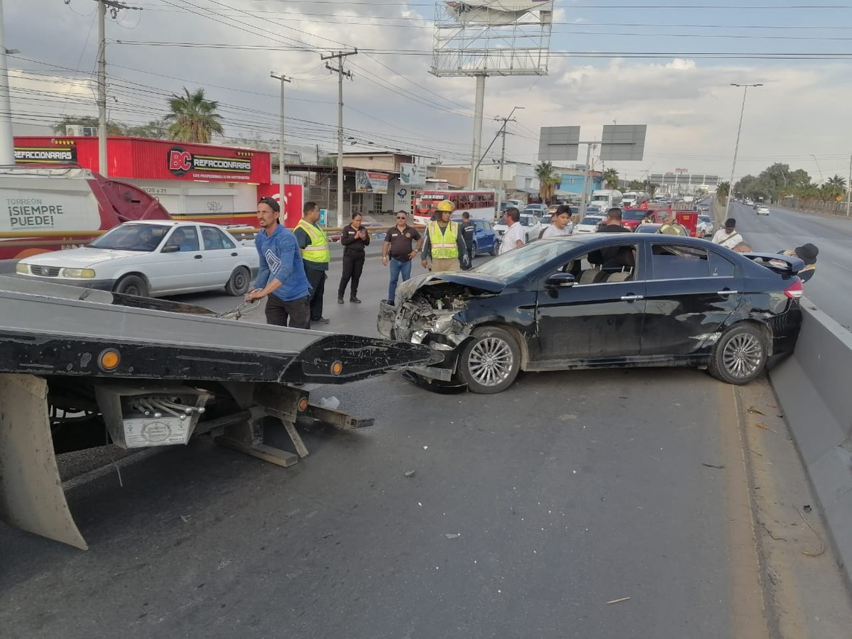 El tráiler que era manejado por Mario, chocó por alcance al Nissan que se desplazaba sobre la carretera Torreón-Matamoros.