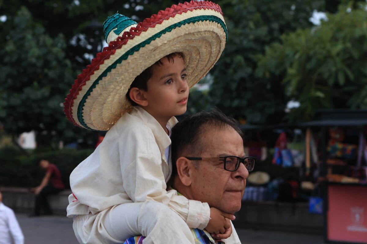 Vestimenta de charro, jerseys de futbol, sarapes y sombreros galardonaron el centro de Zapopan (Cortesía)