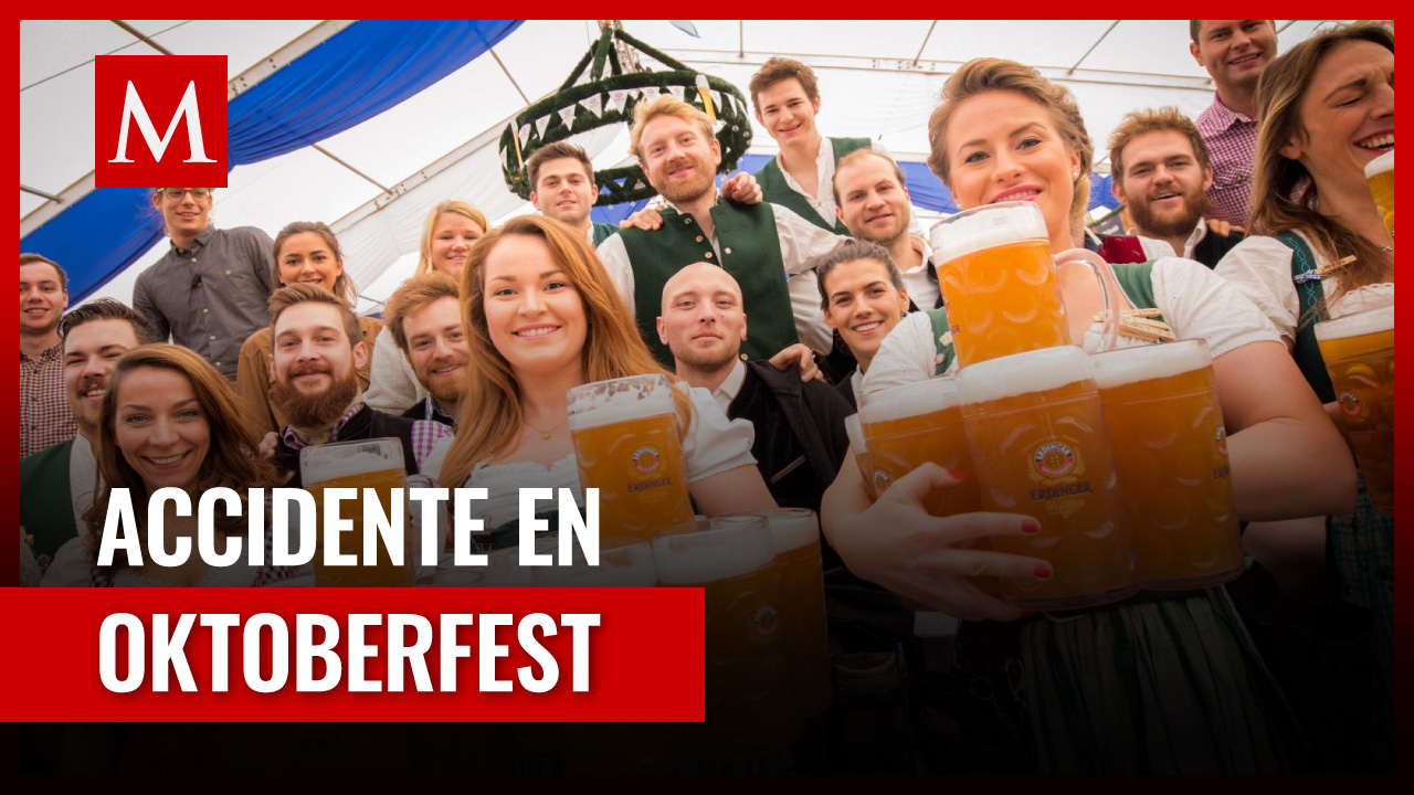 Chocan dos carritos de montaña rusa durante Oktoberfest en Múnich
