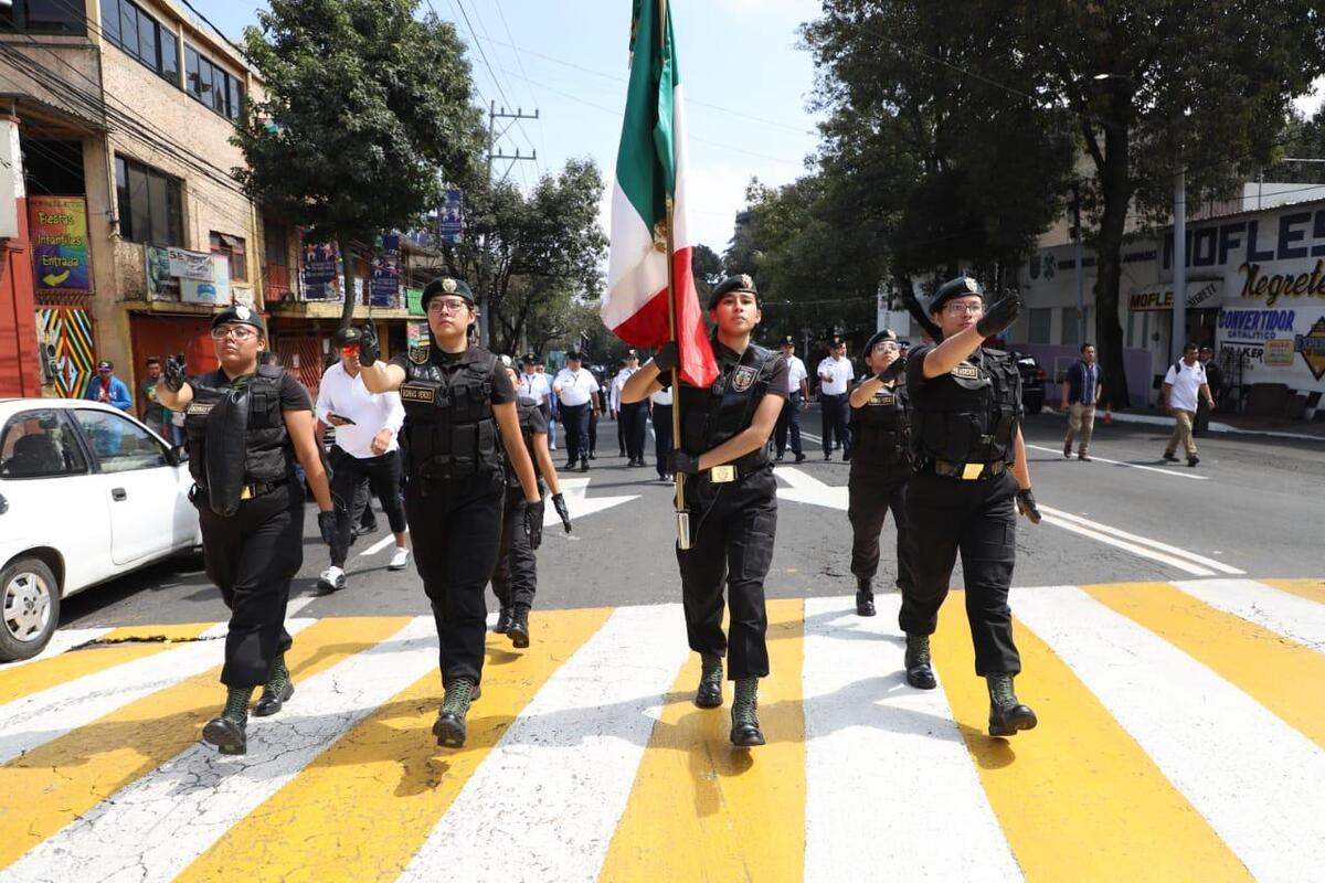 Desfile cívico por el 213 Aniversario del inicio de la Independencia Nacional en Cuajimalpa de Morelos. | Especial