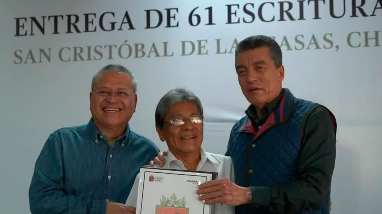 Entrega de escrituras a 61 familias en Chiapas por el gobernador Rutilio Escandón