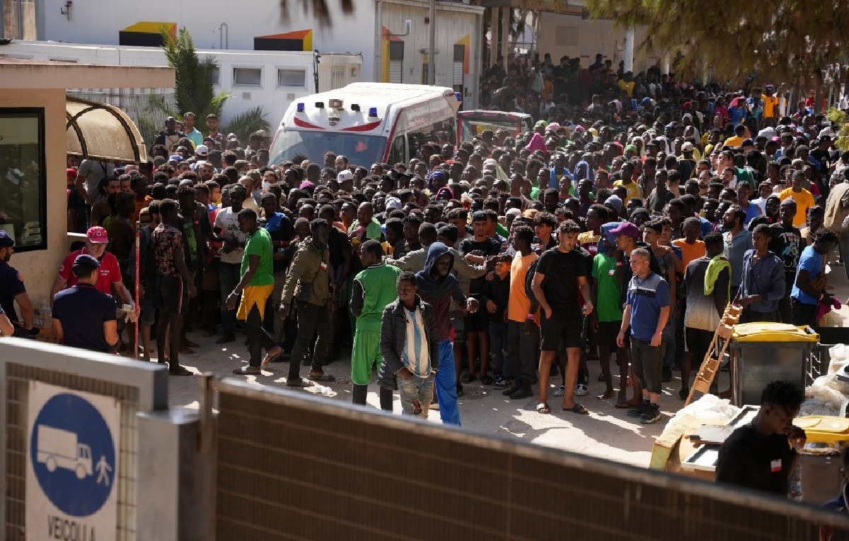 Migrantes varados en Lampedusa, Italia (AFP)