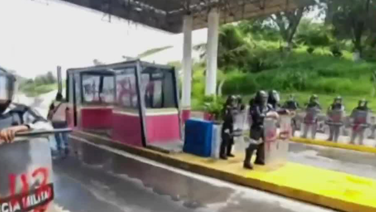Normalistas toman caseta de Palo Blanco en Guerrero