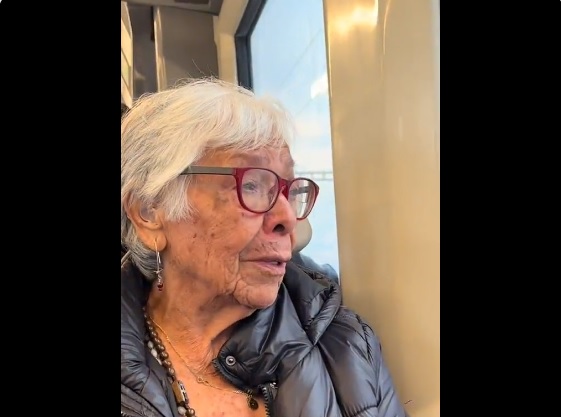 Abuelita llora al subirse el Tren México-Toluca. (Especial)