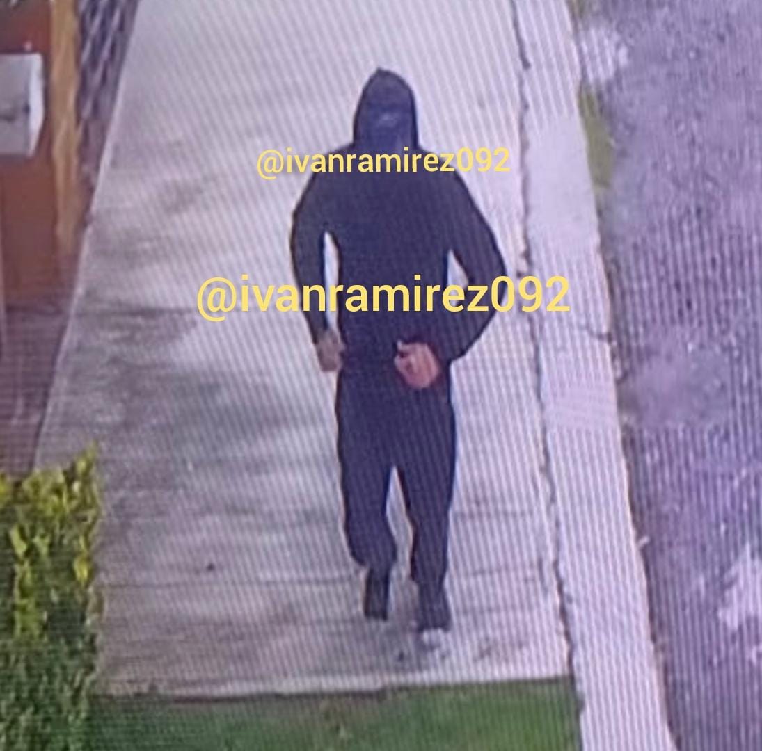 Allan "N" fue captado por cámaras de seguridad fuera del domicilio de la victima (archivo).