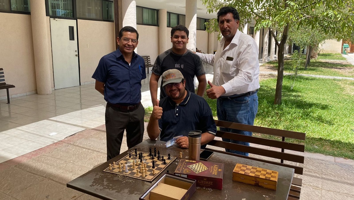 Alumnos y maestros en el torneo de ajedrez. (cortesía)