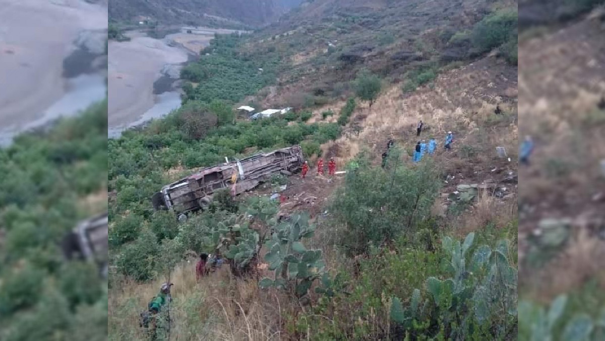 Autobús de pasajeros cae por  un abismo en Perú| Especial