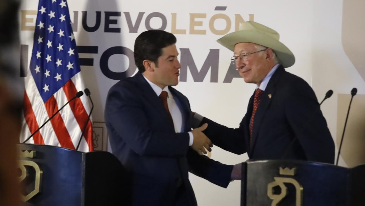 Ken Salazar felicita a Samuel García por proyectos en Nuevo León. Foto: Jorge López
