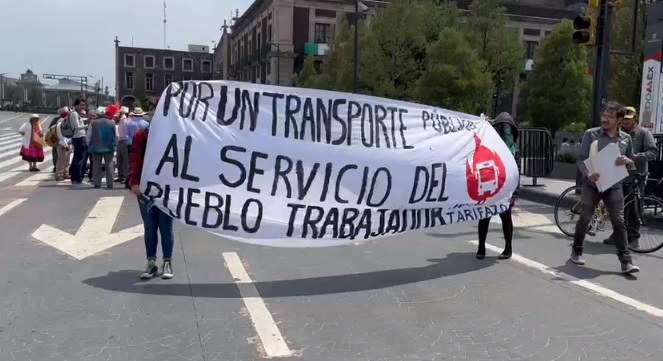 Manifestantes en palacio de Gobierno Estatal.| Foto (Mario C.)