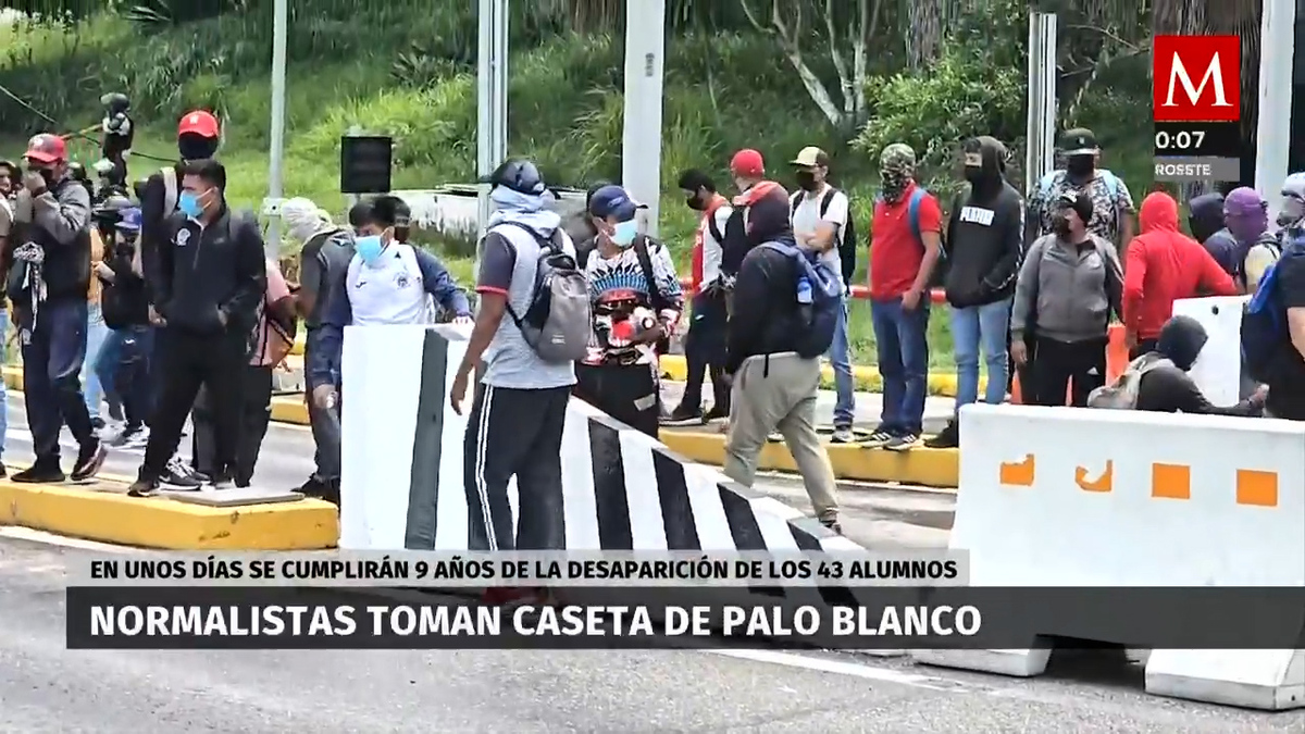 Normalistas de Ayotzinapa ocupan caseta de Palo Blanco en protesta