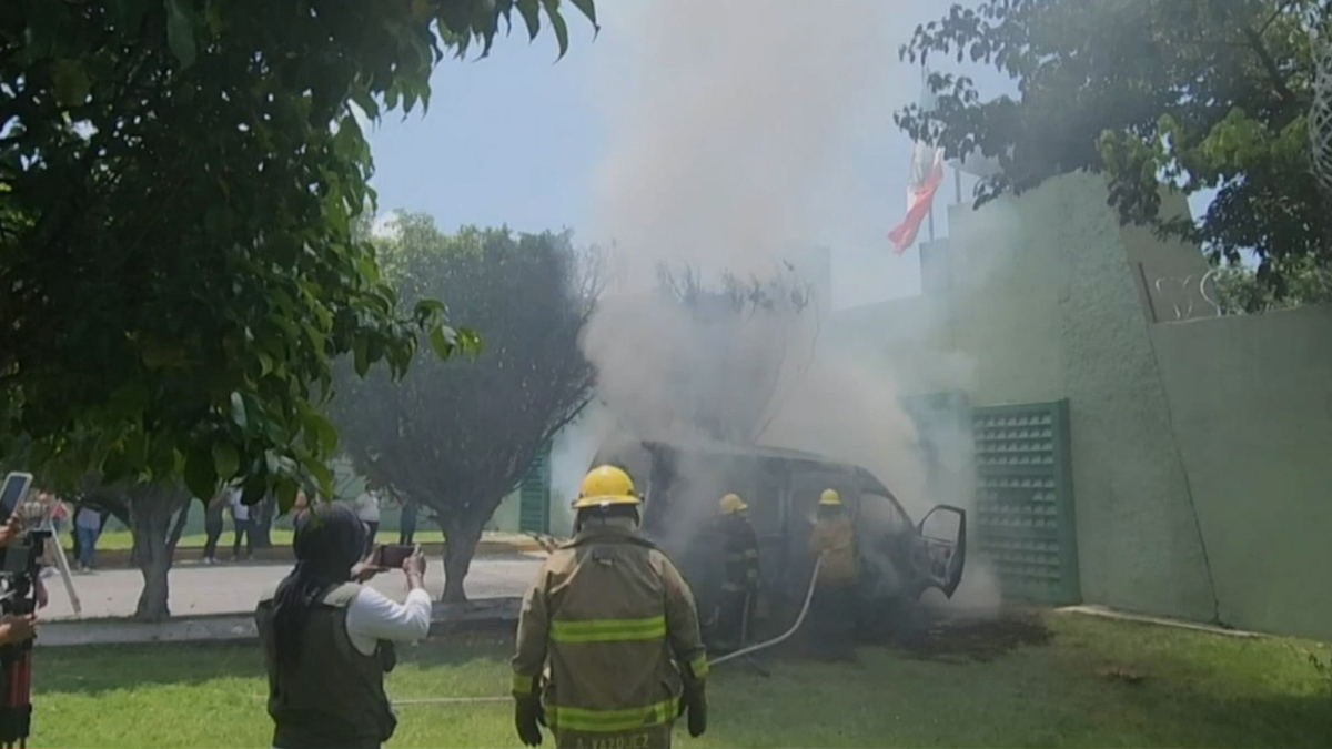 Normalistas lanzan explosivos a 27 Batallón de Infantería en Iguala, Guerrero