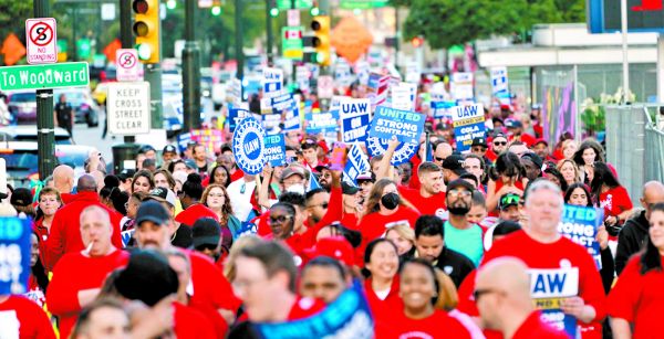 Trabajadores afiliados al sindicato United Auto Workers of America se manifestaron el viernes en Detroit. AP